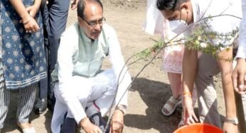 मुख्यमंत्री चौहान ने हरश्रंगार और केसिया के पौधे लगाए