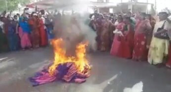 आंगनवाड़ी कार्यकर्ताओं और सहायिकाओं ने अपनी ड्रेस की जलाई होली
