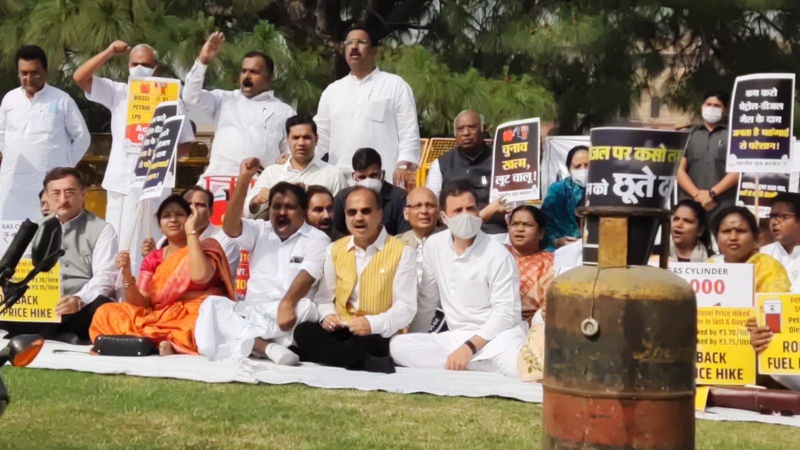 महंगाई के खिलाफ कांग्रेस का देशव्यापी प्रदर्शन, 9 दिन में 6.40 रुपए महंगा पेट्रोल