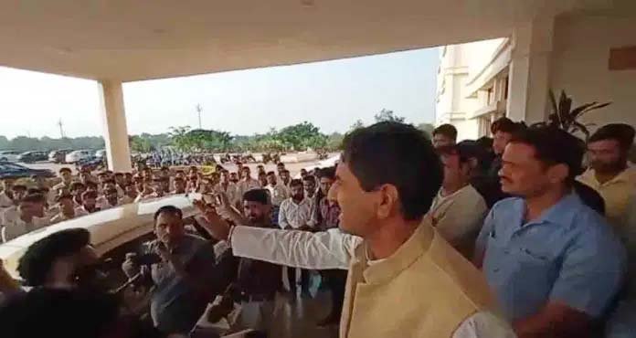 बवाल के विधायक वीरेंद्र रघुवंशी ने जूनियर डॉक्टर से माफी मांगी