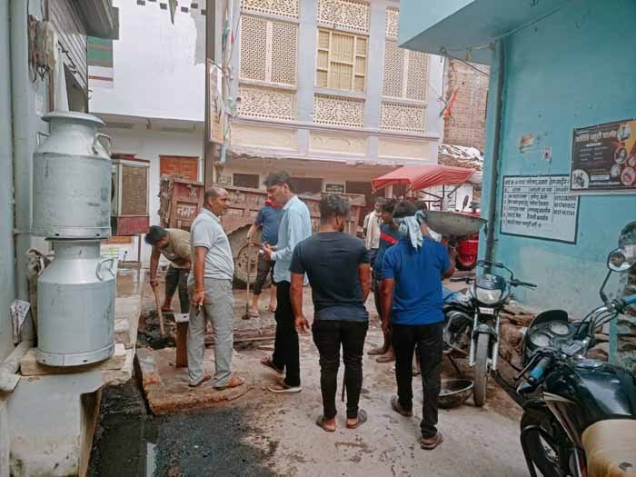 साफ सफाई को लेकर मैदान में उतरे नगर पालिका अध्यक्ष राम जी नायक
