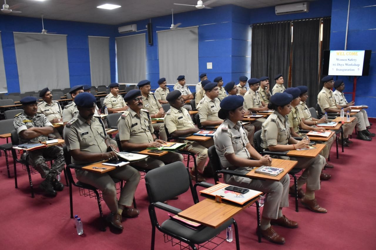 रायपुर : पुलिस की पहली प्राथमिकता महिलाओं की सुरक्षा होनी चाहिए रतन लाल डांगी