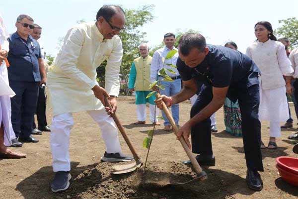 मुख्यमंत्री चौहान ने अपने वाहन चालक सहित पर्यावरण प्रेमी नागरिकों के साथ किया पौध-रोपण