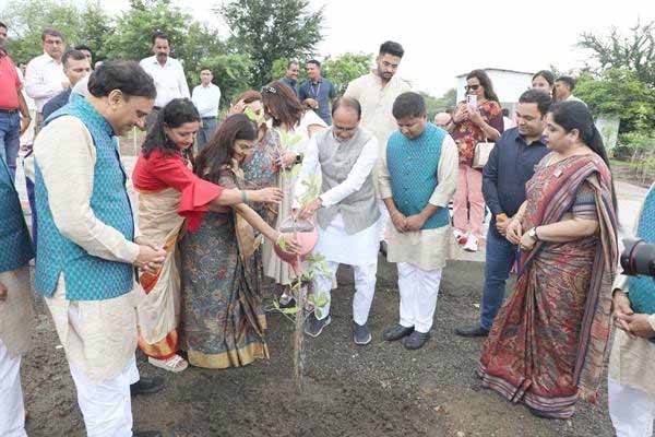 मुख्यमंत्री चौहान ने लगाए नीम, बादाम और जामुन के पौधे