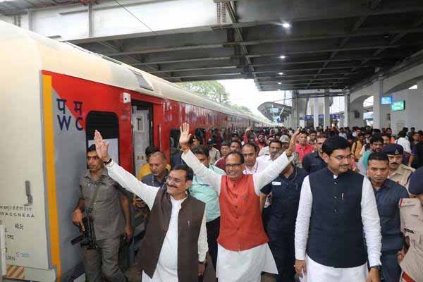 मुख्यमंत्री चौहान की आत्मीयता से अभिभूत हुए कार्यकर्ता