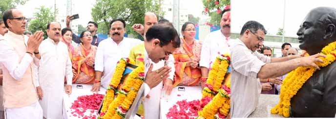 मुख्यमंत्री, प्रदेश अध्यक्ष एवं प्रदेश संगठन महामंत्री ने डॉ. मुखर्जी के बलिदान दिवस पर माल्यार्पण कर श्रद्धासुमन अर्पित किए