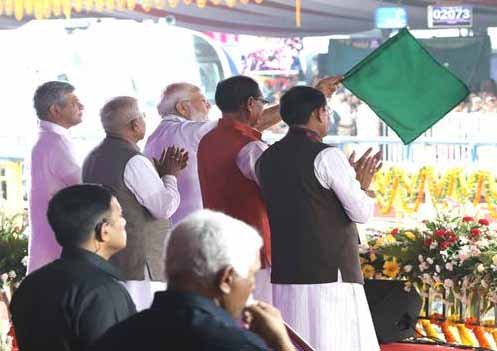 प्रधानमंत्री नरेंद्र मोदी ने रानी कमलापति स्टेशन से 5 वंदे भारत ट्रेन को हरी झंडी दिखाकर किया रवाना