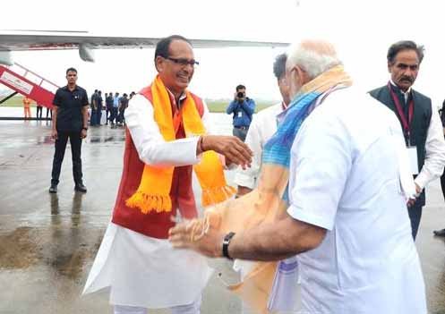 प्रधानमंत्री मोदी को मुख्यमंत्री चौहान ने दी भावभीनी विदाई