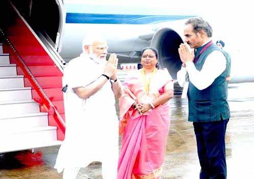 प्रधानमंत्री मोदी की भोपाल विमानतल पर आत्मीय अगवानी