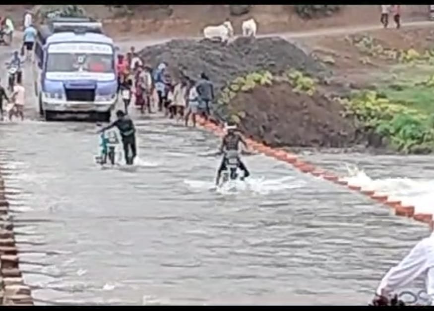 दूर घटना का इंतजार जान खतरे में डालकर पुलिया पार कर रहे बाइक चालक और यात्री बसें, शासन प्रशासन बेखबर