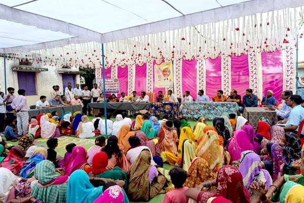 MP : वीरांगना रानी दुर्गावती गौरव यात्रा का कटनी के ग्राम बसाड़ी एवं बरही में जनजाति परंपरा से ग्रामीणों ने किया भव्य स्वागत