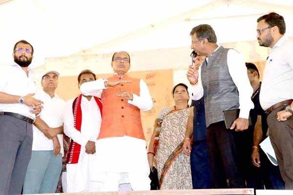 मुख्यमंत्री चौहान ने बुढार में प्रधानमंत्री के कार्यक्रमों की तैयारियों का लिया जायजा