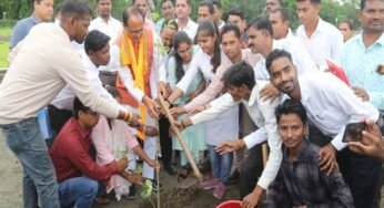 मुख्यमंत्री चौहान ने रोपे पीपल, कदम्ब और खिरनी के पौधे