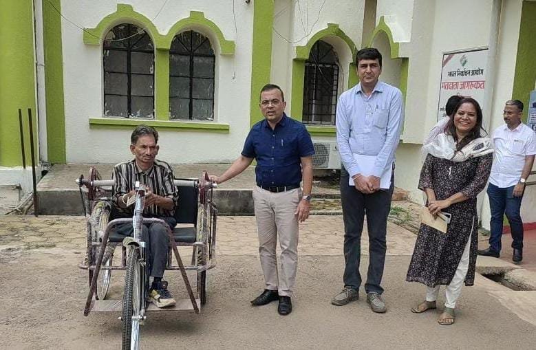 कवर्धा : जनचौपाल में दिव्यांग राजेन्द्र को मिली ट्रायसायकल, चेहरे में आई मुस्कान