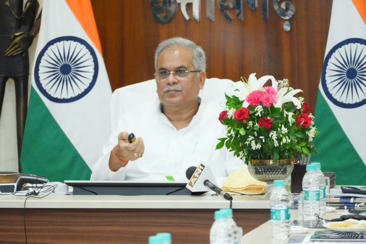 रायपुर : मुख्यमंत्री भूपेश बघेल वीडियो कॉन्फ्रेंसिंग के जरिए विभिन्न विकास कार्यों के लोकार्पण एवँ शिलान्यास कार्यक्रम में शामिल हो रहे हैं