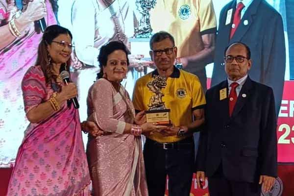 लायंस श्रीमती विजयारानी सोलंकी को श्रेष्ठ अध्यक्ष अवार्ड से सम्मानित किया गया