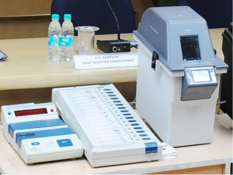 अवेयरनेस कैम्पेन: ईव्हीएम-व्हीव्हीपेट मशीन की बारीकियां जानने मतदाता पहुँच रहे प्रदर्शन केंद्र