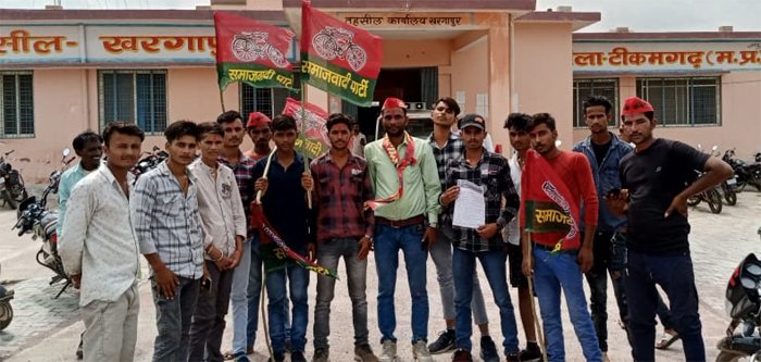 समाजवादी पार्टी ने अपनी मांगों को लेकर तहसीलदार खरगापुर को दिया ज्ञापन