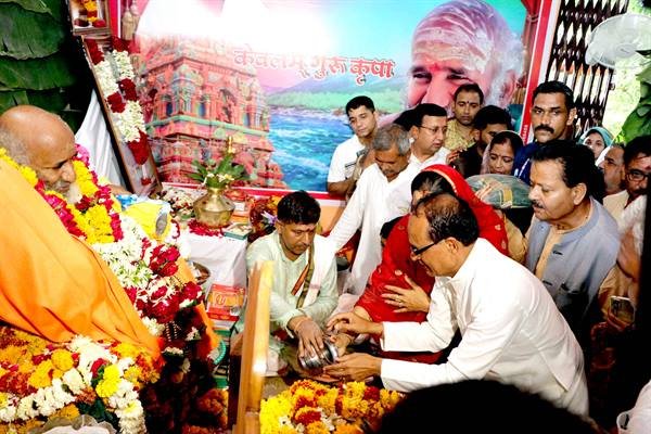 मुख्यमंत्री चौहान ने स्वामी षड़मुखानंद जी महाराज का लिया आशीर्वाद