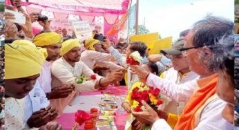 मुख्यमंत्री ने चिरौंजी बेचकर आत्मनिर्भर बन रहे निपनिया के जनजातीय समाज की उद्यमिता को सराहा