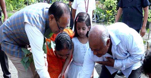 मुख्यमंत्री चौहान ने पीपल, जामुन और चंपा के पौधे रोपे