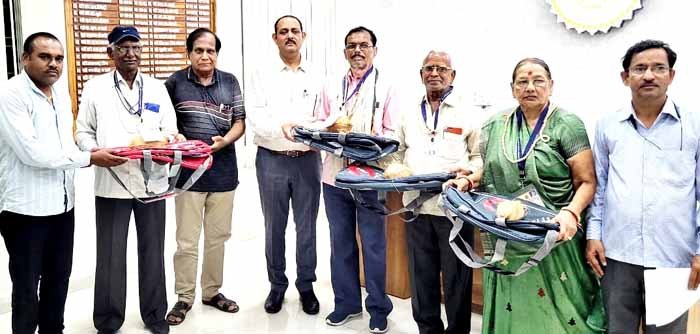 मुख्यमंत्री तीर्थ-दर्शन योजना में चयनित तीर्थ यात्रियों को किट एवं यात्रा टिकट आईडी पत्रक किए वितरित
