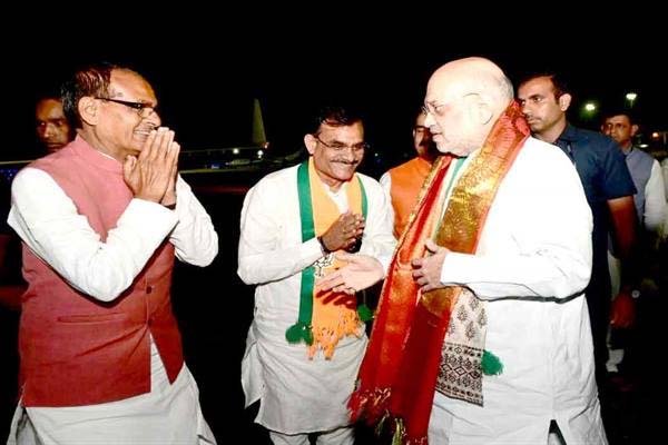 केंद्रीय मंत्री अमित शाह को विमानतल पर दी गई भावभीनी विदाई