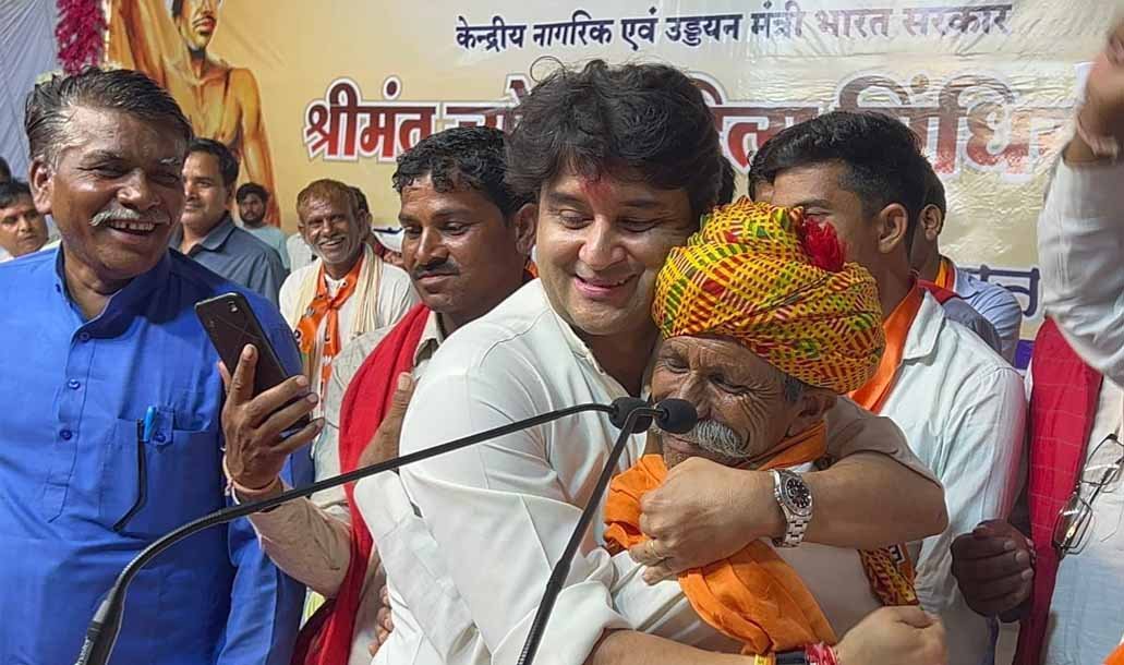बमौरी के सिमरौद में धनुष थामकर किया लोकनृत्य