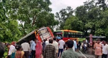 टीकमगढ़ झांसी रोड पर मडिया पृथ्वीपुर के बीच में दो बसों का बहुत बड़ा हुआ एक्सीडेंट