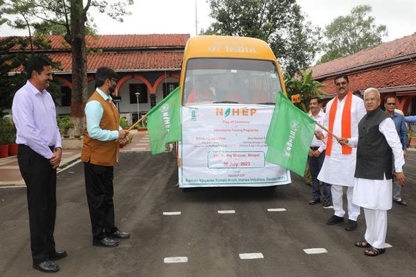 राज्यपाल पटेल ने विद्यार्थियों को अंतर्राष्ट्रीय प्रशिक्षण के लिए रवाना किया