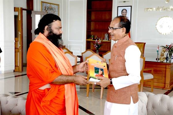 MP – मुख्यमंत्री श्री चौहान से स्वामी ऋषभ देवानंद जी ने की भेंट