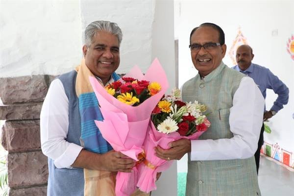 MP – मुख्यमंत्री श्री चौहान से केंद्रीय मंत्री श्री यादव ने कीं सौजन्य भेंट