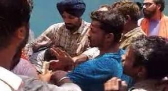 घर के फ्रीजर में मिला कटा हुआ मांस, गुस्साए लोगों ने मां-बेटे को पीटा