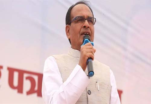 मुख्यमंत्री ने चिरौंजी बेचकर आत्मनिर्भर बन रहे निपनिया के जनजातीय समाज की उद्यमिता को सराहा