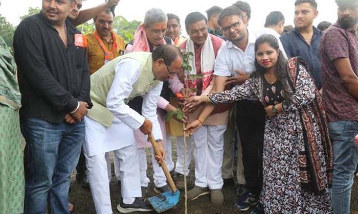 मुख्यमंत्री चौहान ने पीपल, बरगद और करंज के पौधे रोपे