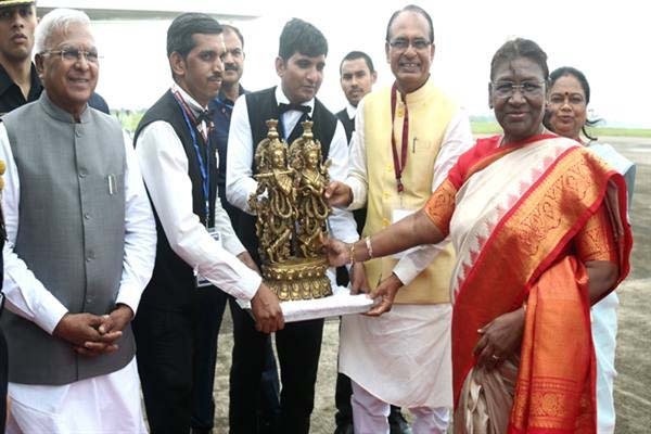 राष्ट्रपति श्रीमती मुर्मु को राज्यपाल पटेल और मुख्यमंत्री चौहान ने दी विदाई