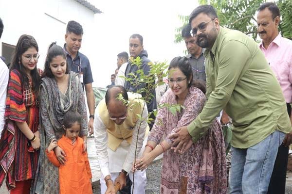 मुख्यमंत्री चौहान के साथ पौधे लगाकर मनाया जन्म-दिवस