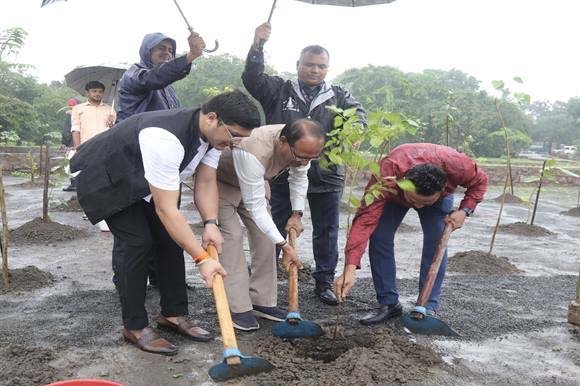 मुख्यमंत्री चौहान ने लगाये पौधे