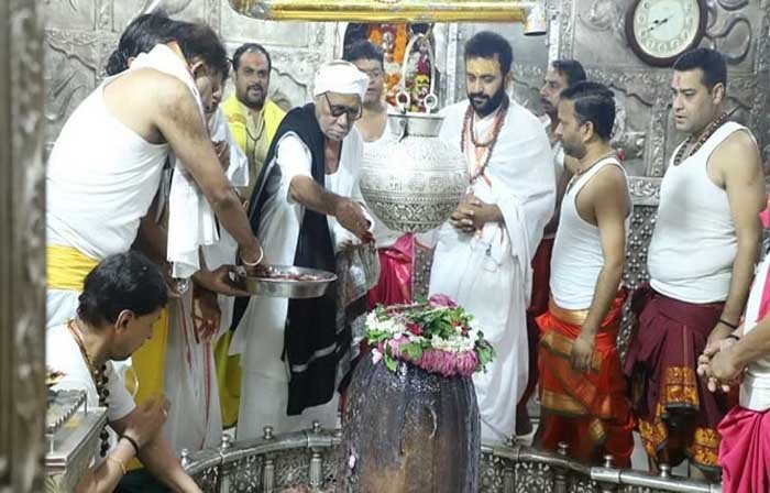 महाकाल के दर्शन को पहुंचे संत मुरारी बापू, जल चढ़ाया, महामृत्युंजय मंत्र से किया पूजन-अर्चन