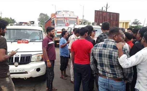 ट्रक चालकों से RTO कर रहा अवैध वसूली, जबलपुर में गुस्साए ड्राईवरों ने किया हंगामा