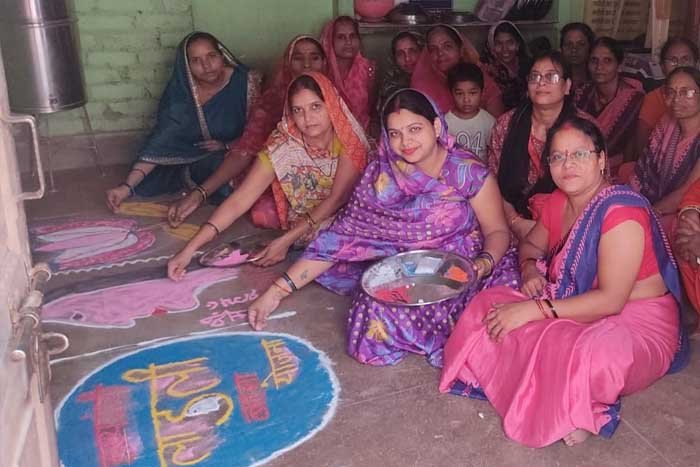 लाड़ली बहना योजना के लिए महिलाओं ने सजायी आकर्षक रंगोली