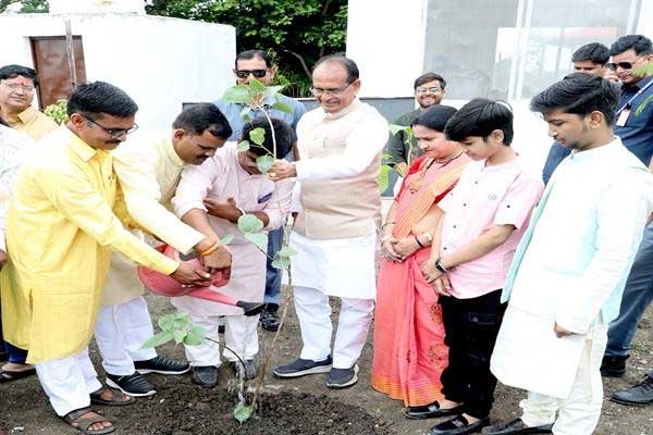 मुख्यमंत्री चौहान ने महुआ, पीपल और गुलमोहर के पौधे रोपे