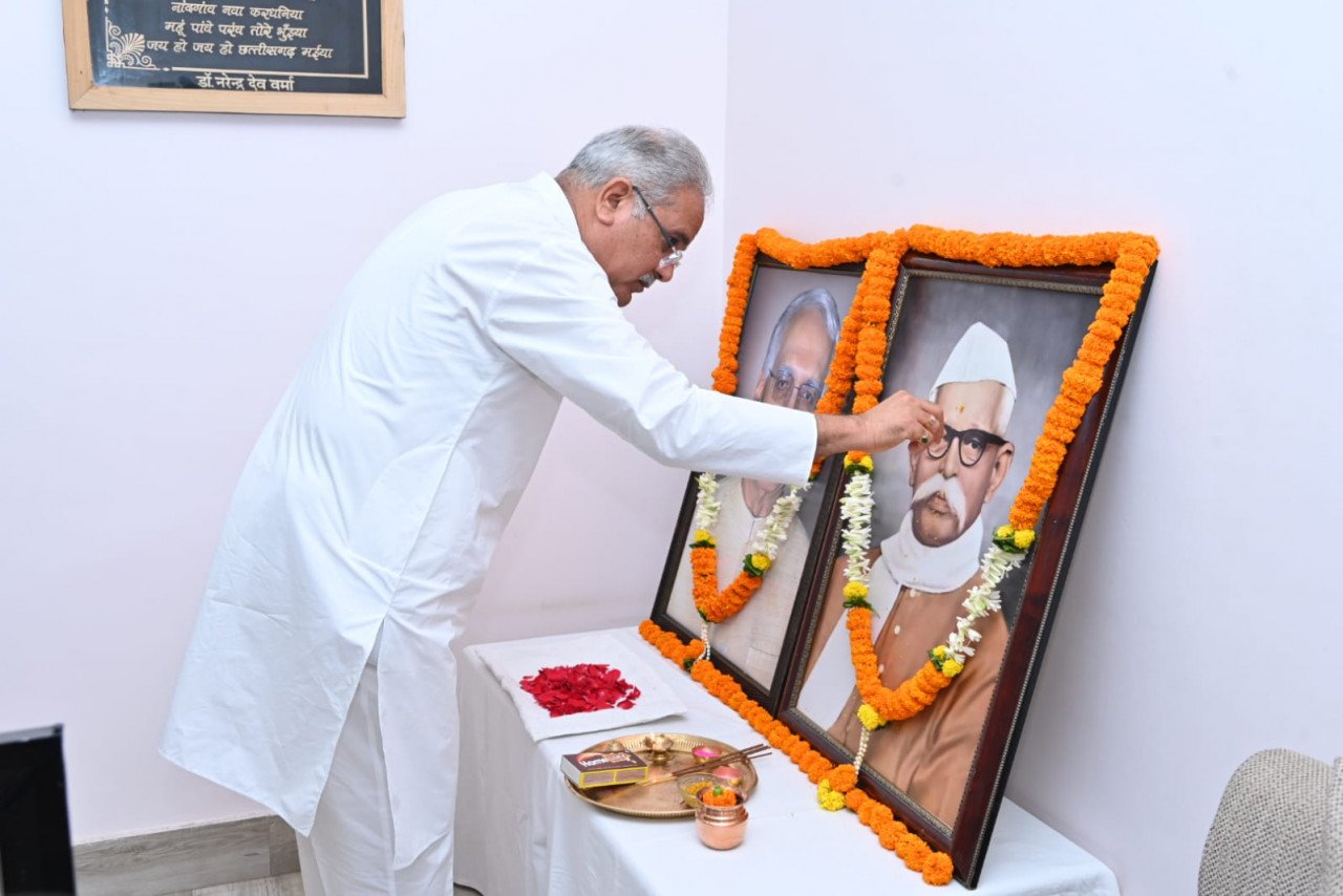 रायपुर : मुख्यमंत्री ने पंडित रविशंकर शुक्ल एवं शहीद विद्याचरण शुक्ल की जयंती पर उन्हें किया नमन