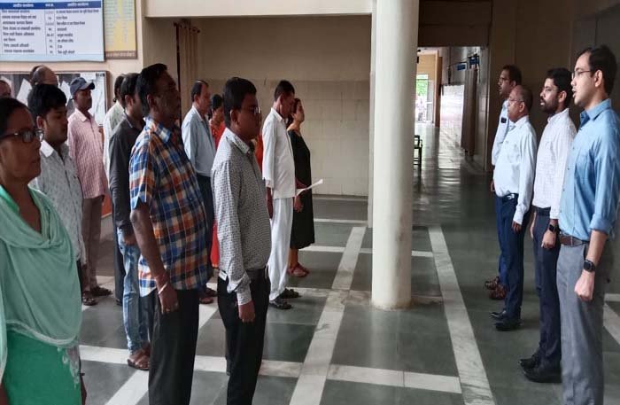 वंदे-मातरम् गायन के साथ हुई माह के पहले कार्य दिवस की शुरूआत