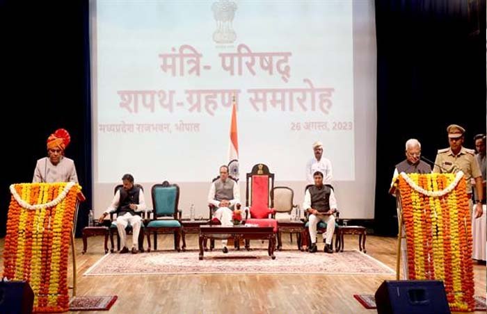 राज्यपाल पटेल ने नवनियुक्त मंत्रियों को शपथ दिलाई