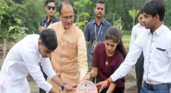 मुख्यमंत्री चौहान ने पीपल, महुआ और केसिया के पौधे रोपे