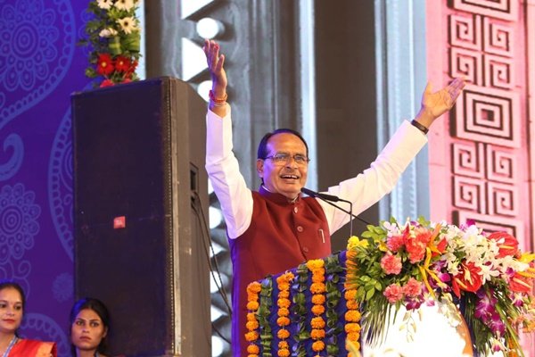 “फूलों का तारों का सबका का कहना है, एक हजारों में मेरी बहना है”