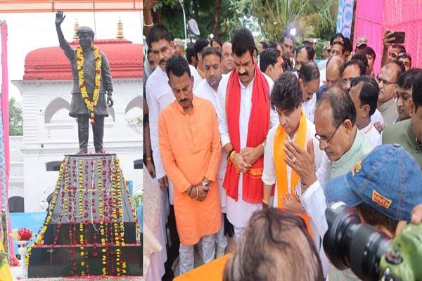 MP – मुख्यमंत्री श्री चौहान ने पूर्व केन्द्रीय मंत्री श्रीमंत माधवराव सिंधिया जी की प्रतिमा का किया अनावरण
