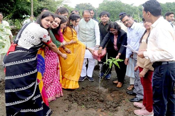 MP – मुख्यमंत्री श्री चौहान के साथ पौधे लगाकर बालक-बालिकाओं ने मनाया अपना जन्मदिन