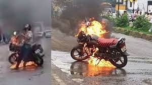 MP – अजब-गजब मध्य प्रदेश का रॉकी भाई! बाइक में आग लगी तो उससे ही सुलगाई सिगरेट